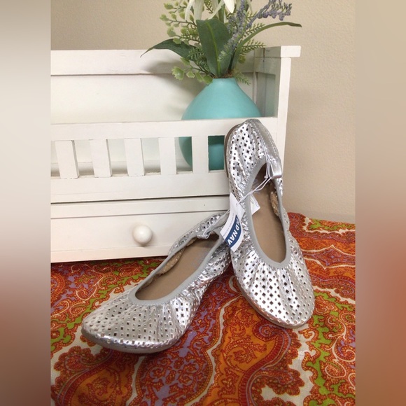 NWT Old Navy Girls Ballet Style Slip On Shoes Metallic Silver Size 12 M - Picture 1 of 10